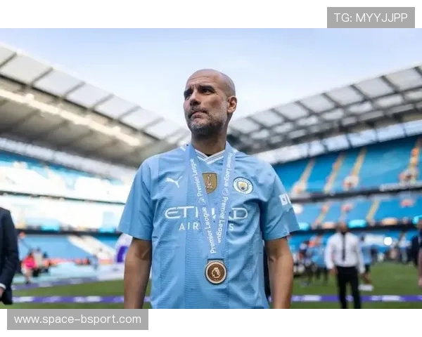 曼城小球迷举牌致敬瓜迪奥拉:十年传奇不朽 曼城小球迷举牌致敬瓜迪奥拉:十年传奇不朽